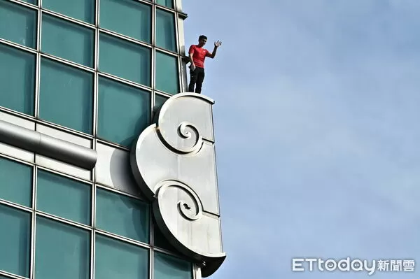 ▲▼ 美國自由攀岩名將霍諾德(Alex Honnold)於台灣時間25日挑戰徒手攀登台北101 。(圖/記者李毓康攝)