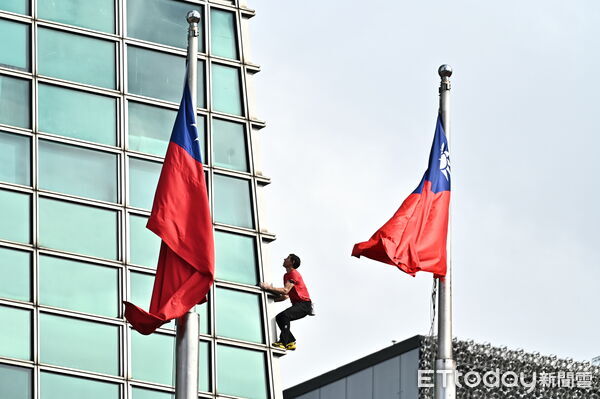 ▲▼ 美國自由攀岩名將霍諾德(Alex Honnold)於台灣時間25日挑戰徒手攀登台北101。(圖/記者李毓康攝)
