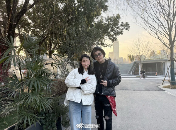 ▲▼「偶像劇男神」許紹洋私人行程被目擊!下半身1亮點網虧暴發戶。(圖/翻攝自微博)