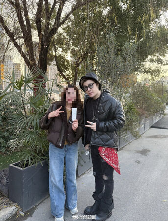 ▲▼「偶像劇男神」許紹洋私人行程被目擊!下半身1亮點網虧暴發戶。(圖/翻攝自微博)