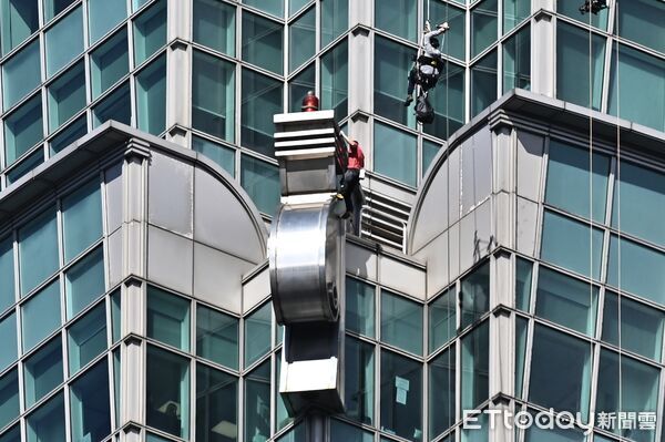 ▲▼ 美國自由攀岩名將霍諾德(Alex Honnold)於台灣時間25日挑戰徒手攀登台北101。(圖/記者李毓康攝)