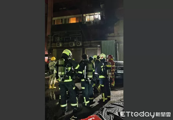 ▲北市大安區住商大樓25日凌晨火警,警消到場灌救有4位民眾遭濃煙嗆傷送醫 。(圖/記者張君豪翻攝)