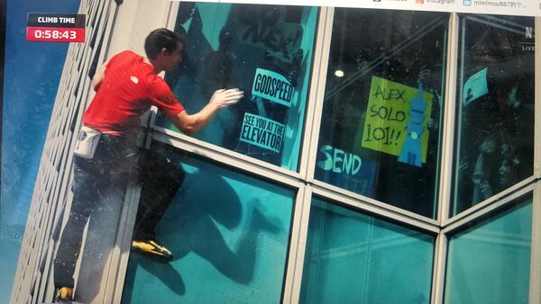 ▲霍諾德路經77樓的Google辦公室時,員工舉標語熱情回應。(圖/翻攝自Netflix)