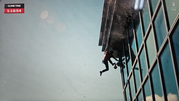 ▲霍諾德掛在台北101高空。(圖/翻攝自Netflix)