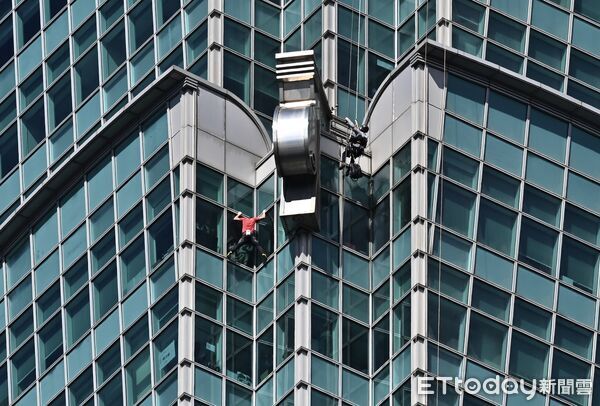 ▲▼ 美國自由攀岩名將霍諾德(Alex Honnold)於台灣時間25日挑戰徒手攀登台北101 。(圖/記者李毓康攝)