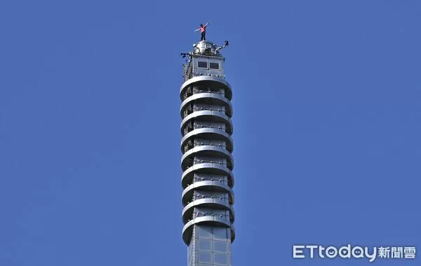 ▲▼ 美國自由攀岩名將霍諾德(Alex Honnold)於台灣時間25日挑戰徒手攀登台北101,上午十點四十分左右成功登頂。(圖/記者李毓康攝)