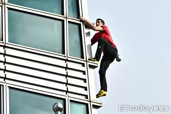▲▼美國自由攀岩名將霍諾德(Alex Honnold)於台灣時間25日挑戰徒手攀登台北101,上午十點四十分左右成功登頂。(圖/記者李毓康攝)