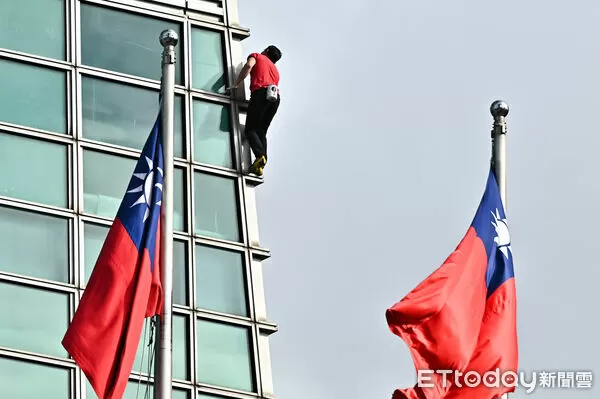 ▲▼美國自由攀岩名將霍諾德(Alex Honnold)於台灣時間25日挑戰徒手攀登台北101,上午十點四十分左右成功登頂。(圖/記者李毓康攝)