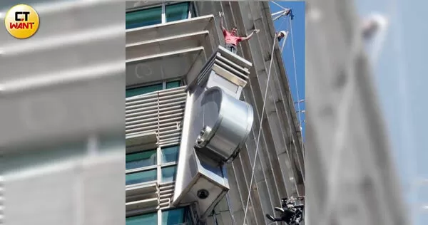 霍諾德挑戰徒手攀登台北101,成功登頂,向下方揮手致意並自拍留念。(圖/黃耀徵攝)