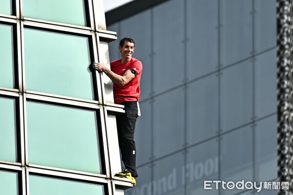 ▲▼美國自由攀岩名將霍諾德(Alex Honnold)於台灣時間25日挑戰徒手攀登台北101。(圖/記者李毓康攝)