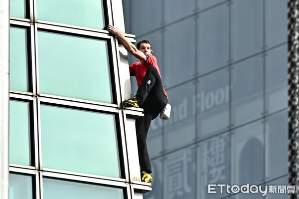 ▲▼美國自由攀岩名將霍諾德(Alex Honnold)於台灣時間25日挑戰徒手攀登台北101。(圖/記者李毓康攝)