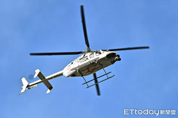 ▲▼美國自由攀岩名將霍諾德(Alex Honnold)於台灣時間25日挑戰徒手攀登台北101,Netflix直播團隊也派出直升機在空中全程拍攝。(圖/記者李毓康攝)