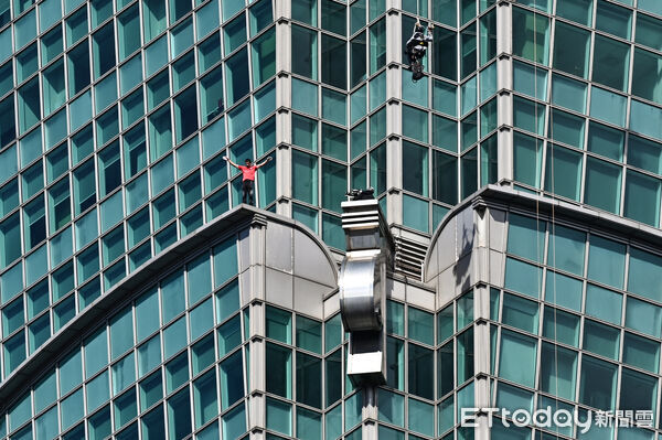 ▲▼美國自由攀岩名將霍諾德(Alex Honnold)於台灣時間25日挑戰徒手攀登台北101。(圖/記者李毓康攝)