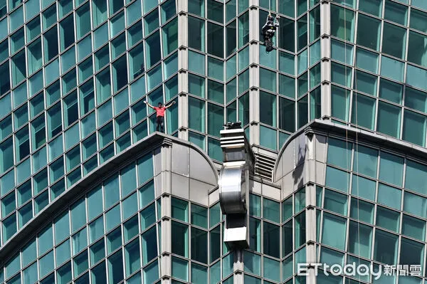 ▲▼美國自由攀岩名將霍諾德(Alex Honnold)於台灣時間25日挑戰徒手攀登台北101。(圖/記者李毓康攝)