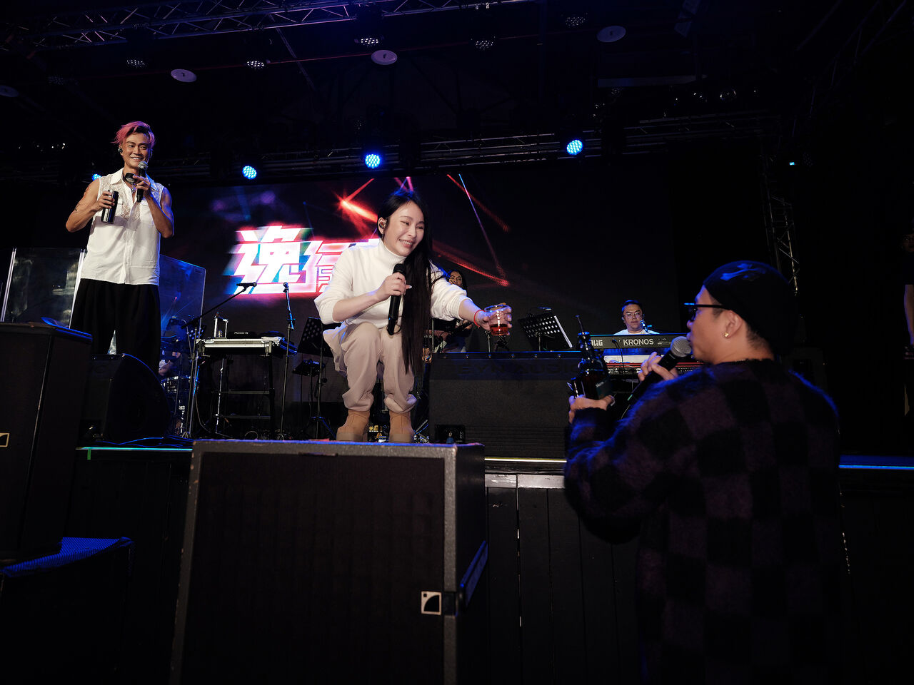 ▲▼歐弟在林俊逸演唱會上拉酒嘴。(圖/媒體棧提供)