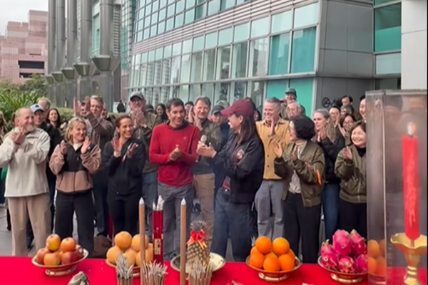 ▲▼霍諾德拜拜。(圖/翻攝臉書/台北101)