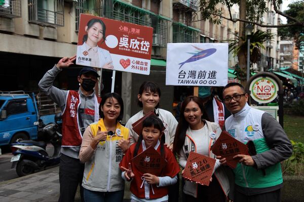 ▲▼台灣基進台北市黨部主委吳欣岱與台灣基進台北市黨部主委吳欣岱夥伴前往737市場發春聯掃街拜票。(圖/翻攝自Facebook/吳欣岱@台灣基進)