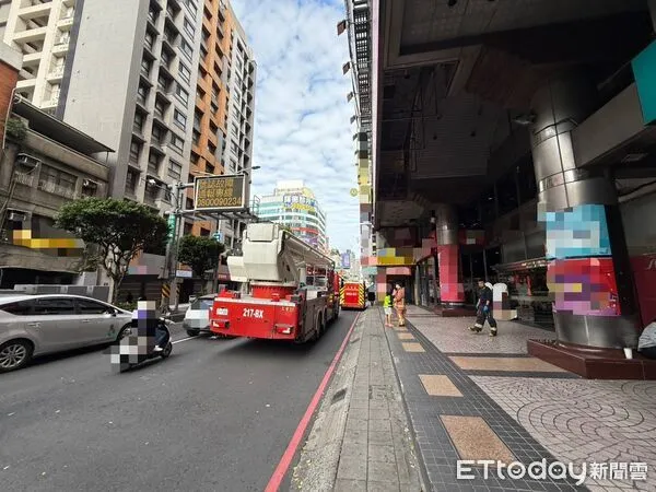 ▲三重天台商圈驚傳一名男子墜樓,倒臥9樓平台送醫不治。(圖/記者陸運陞翻攝)