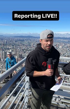 超大咖YouTube網紅羅伯在台北101頂端迎接霍諾克。(翻攝自Mark Rober Instagram)