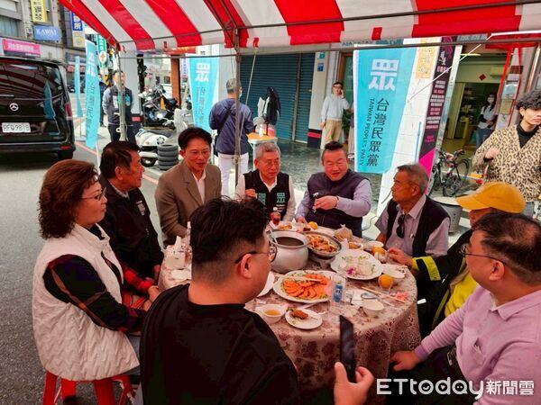 ▲民眾黨主席黃國昌25日南下台南,出席黨員與志工感恩餐會,感謝基層長期投入地方服務。(記者林東良翻攝,下同)