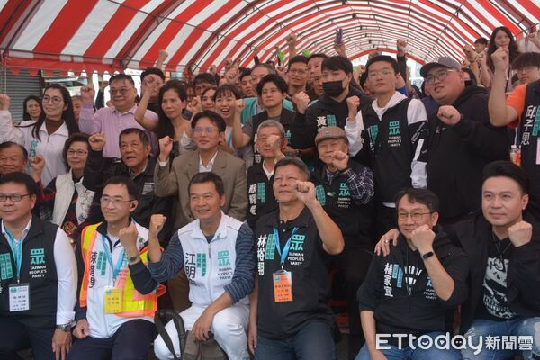 ▲民眾黨主席黃國昌25日南下台南,出席黨員與志工感恩餐會,感謝基層長期投入地方服務。(記者林東良翻攝,下同)