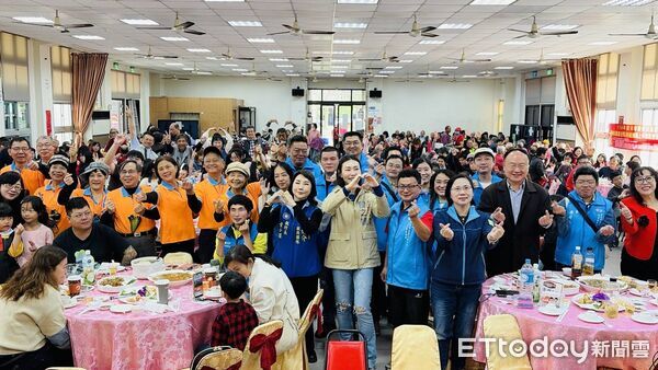 ▲台南永康二路元帥慈善發展協會在和平里活動中心舉辦圍爐呷辦桌,邀請弱勢家庭與社福團體共享團圓時光。(記者林東良翻攝,下同)