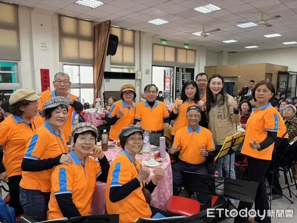 ▲台南永康二路元帥慈善發展協會在和平里活動中心舉辦圍爐呷辦桌,邀請弱勢家庭與社福團體共享團圓時光。(記者林東良翻攝,下同)