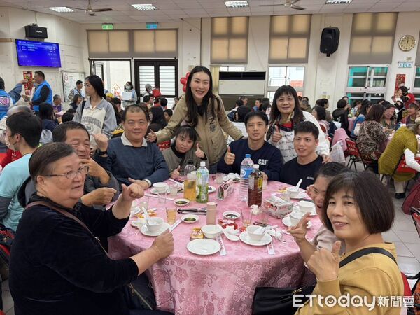 ▲台南永康二路元帥慈善發展協會在和平里活動中心舉辦圍爐呷辦桌,邀請弱勢家庭與社福團體共享團圓時光。(記者林東良翻攝,下同)