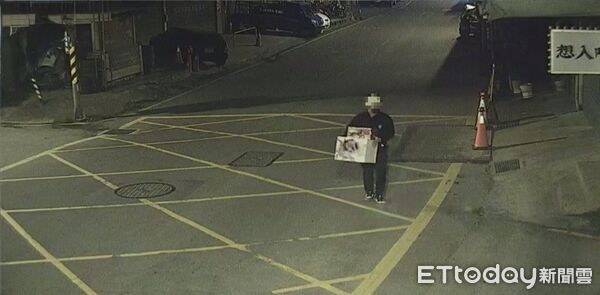 ▲▼張男直接抱走娃娃機店內一番賞公仔。(圖/記者陸運陞翻攝)