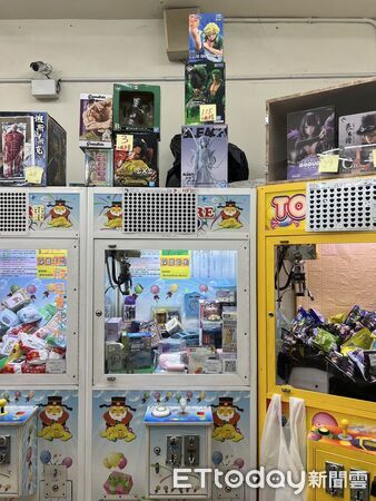 ▲▼張男直接抱走娃娃機店內一番賞公仔。(圖/記者陸運陞翻攝)