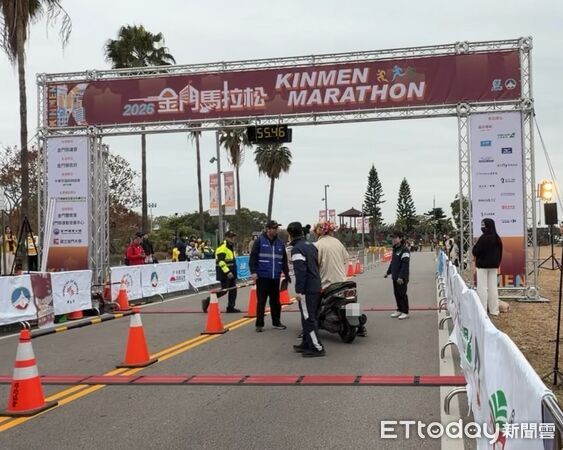 ▲▼金門馬拉松終點線前右側賽道驚見機車闖入,亞軍選手衝線瞬間與騎士同框,場面荒謬。(圖/民眾提供)