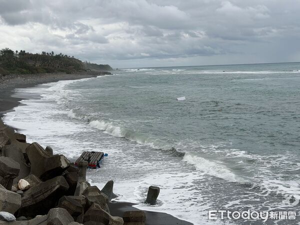 ▲台東金樽漁港驚傳翻船意外,一名男子送醫搶救仍不治。(圖/記者楊晨東翻攝)