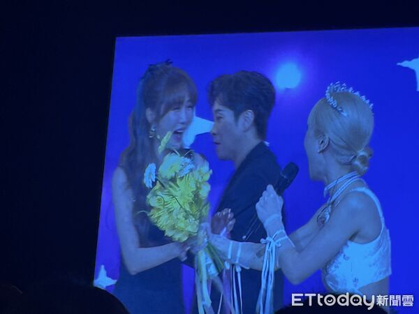 ▲▼曾莞婷抽到Lulu捧花。(圖/記者孟育民攝)