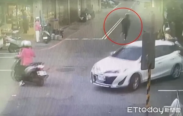 ▲▼2名男子搶走約42萬元的黃金項鍊和吊墜騎車逃逸。(圖/記者楊熾興翻攝)