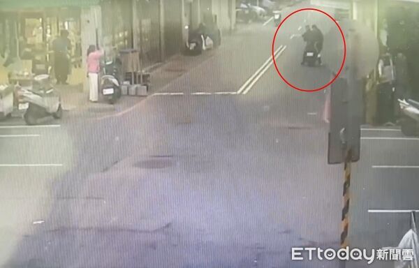 ▲▼2名男子搶走約42萬元的黃金項鍊和吊墜騎車逃逸。(圖/記者楊熾興翻攝)