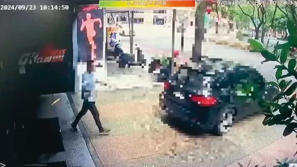 陳男不滿遭館長霸凌,前年9月持球棒砸毀健身俱樂部林口館玻璃大門,並倒車衝撞。(鏡新聞提供)