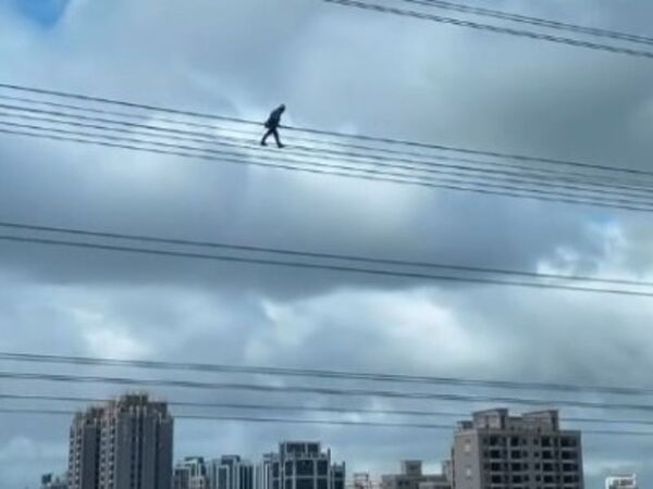 民眾目擊維修人員直接走在高空電纜線上檢修。(翻攝Threads@eleanorwu0114)