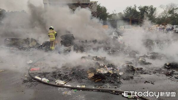 ▲台南市安南區垃圾車清運過程中,車斗內因鋰電池遭擠壓引發火災,環保人員緊急將垃圾傾倒至安全空地,並由消防人員到場以水線撲滅火勢。(圖/記者林東良翻攝,下同)
