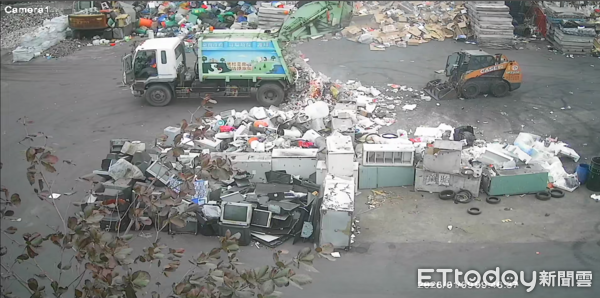 ▲台南市安南區垃圾車清運過程中,車斗內因鋰電池遭擠壓引發火災,環保人員緊急將垃圾傾倒至安全空地,並由消防人員到場以水線撲滅火勢。(圖/記者林東良翻攝,下同)