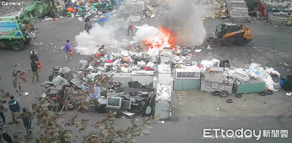 ▲台南市安南區垃圾車清運過程中,車斗內因鋰電池遭擠壓引發火災,環保人員緊急將垃圾傾倒至安全空地,並由消防人員到場以水線撲滅火勢。(圖/記者林東良翻攝,下同)