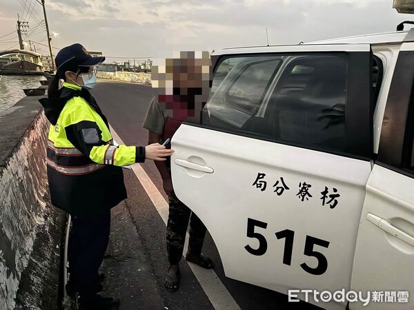 ▲枋寮警方助郭姓男子返回住處。(圖/記者陳崑福翻攝)