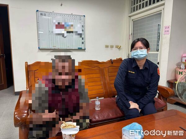 ▲枋寮警方助郭姓男子返回住處。(圖/記者陳崑福翻攝)