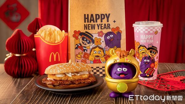 ▲▼麥當勞「金迎招財薯來堡」、「紅豆派」,加碼首度推出「好朋友新春變裝秀」12 生肖公仔。(圖/業者提供)