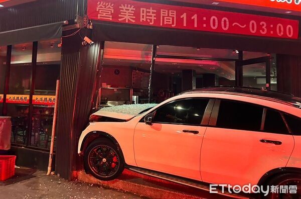 ▲最後失控自撞轉角處鐵板燒餐廳。(圖/記者楊熾興翻攝)