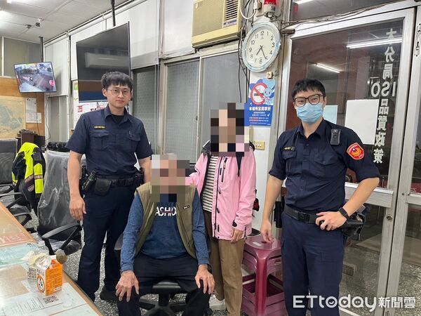 ▲里港警方助戴姓老翁返家。(圖/記者陳崑福翻攝)