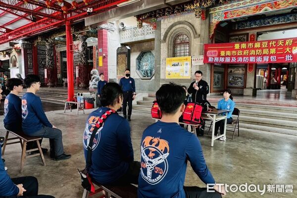 ▲台南麻豆代天府加碼捐贈戰術背包與新式勤務隊服,力挺台南市消防局第二救災救護大隊麻豆分隊,強化第一線救災能量。(記者林東良翻攝,下同)