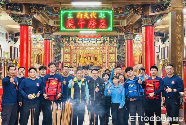 ▲台南麻豆代天府加碼捐贈戰術背包與新式勤務隊服,力挺台南市消防局第二救災救護大隊麻豆分隊,強化第一線救災能量。(記者林東良翻攝,下同)