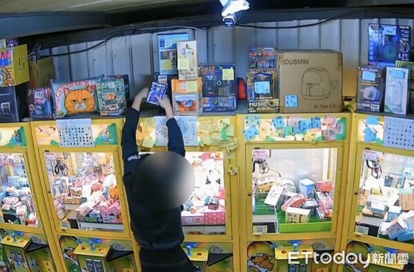 ▲▼張男專偷娃娃機店內的「金證公仔」。(圖/記者吳世龍翻攝)