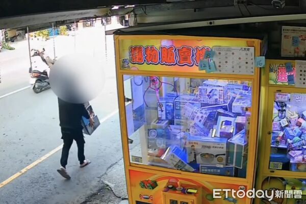 ▲▼張男專偷娃娃機店內的「金證公仔」。(圖/記者吳世龍翻攝)