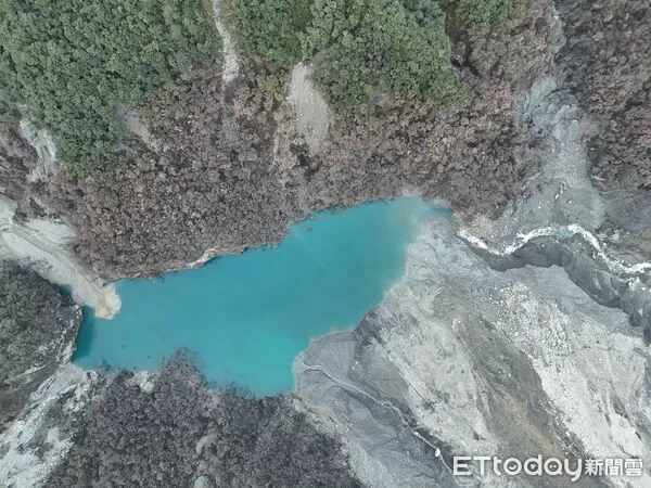 ▲馬太鞍溪堰塞湖降挖施工前湖水情況。(圖/花蓮分署提供,下同)